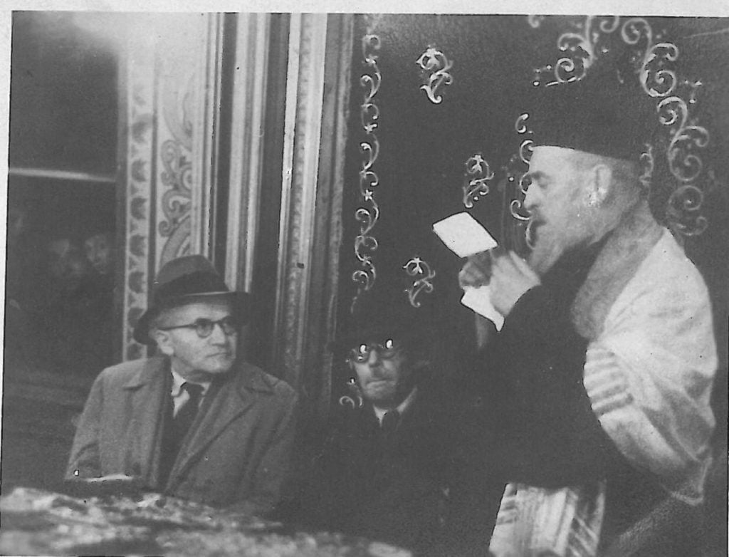הרב שמואל בנימין בכר מברך את בן גוריון בביקורו בבית הכנסת "ציון" בפלובדיב, דצמבר 1944