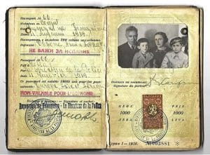 : דרכונו הבולגרי של ברוך קונפינו איתו ערך את נסיעותיו בשנים 1940-1939. מקור: Neil, Huddyhuddy, ויקימדיה