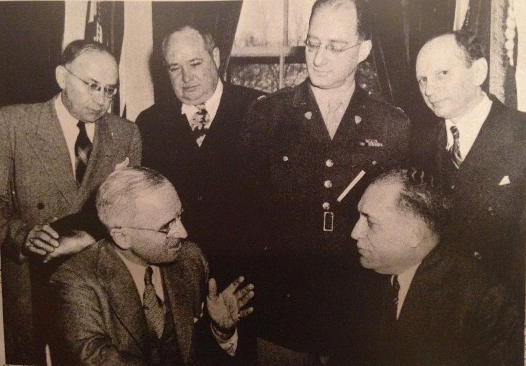 ראשי בני ברית בפגישה עם הנשיא הרי טרומן 1947. הנרי מונסקי משוחח עם הנשיא. קרדיט: Iranian Jewish Life in Los Angeles: Past and Present