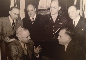 ראשי בני ברית בפגישה עם הנשיא הרי טרומן 1947. הנרי מונסקי משוחח עם הנשיא. קרדיט: Iranian Jewish Life in Los Angeles: Past and Present