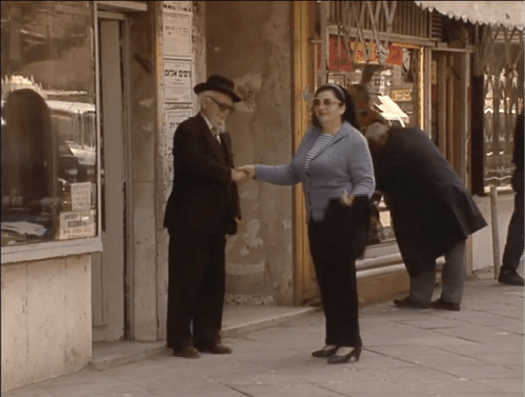 הרב בכר בפתח בית כנסת ׳סיני׳, שדרות ירושלים, 1990. צילום: ג׳קי קומפורטי